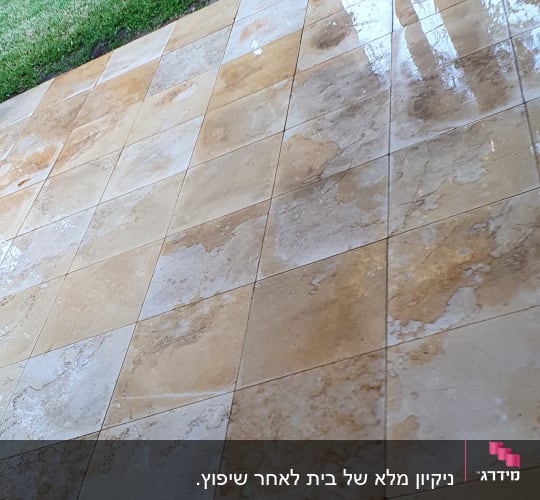 רצפה רטובה עם סימני ניקוי